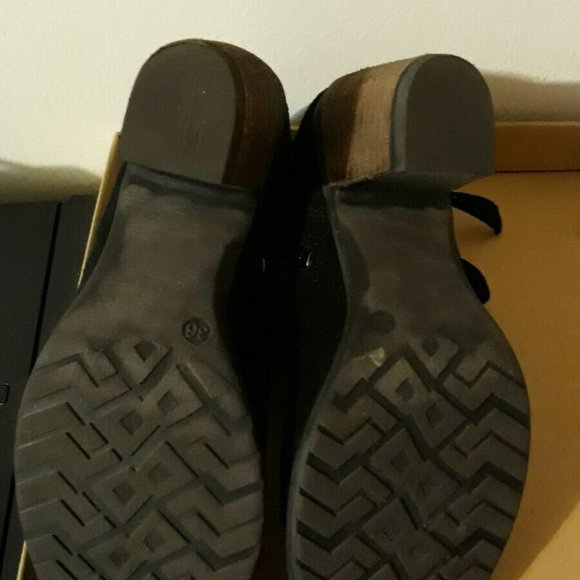 Taos Shaka Suede Ankle Boot US Size 5-5.5 / EUR Size 36. - Picture 3 of 12